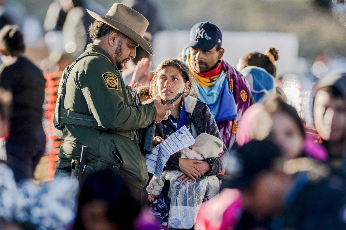 A U. S. Border Patrol agent speaks with unlawful immigrants at a transit centre near the U. S. –Mexico borders in Eagle Pass, Texas, on Dec. 19, 2023. ( John Moore/Getty Images )