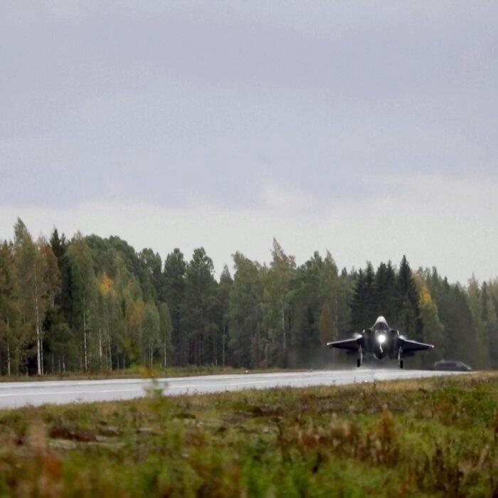 First Time Ever: Lockheed Martin F-35A Fighter Jets Land on Motorway in Finland