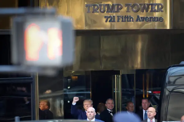 On April 4, 2023, as he leaves Trump Tower in New York, he sends his elbow. ( Scott Olson/Getty Images )