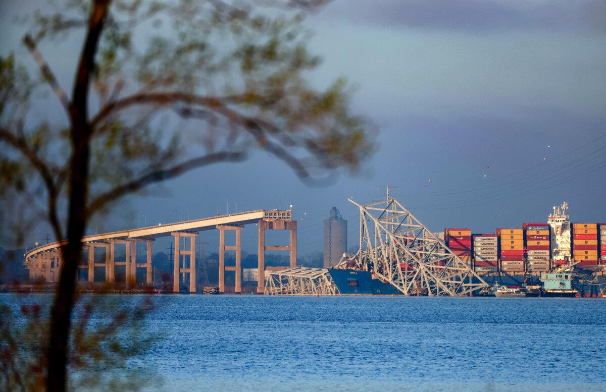 Salvage's personal work to remove trash from Baltimore, Maryland's Francis Scott Key Bridge. , on April 4, 2024. ( Kevin Dietsch/Getty Images )